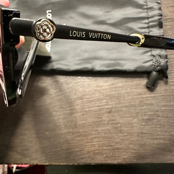 Black sunglasses - Picture 2 of 3